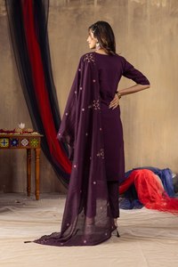 Traje de Pantalón Recto de Seda Romana de Lujo con Bordado a Mano y Dupatta de Seda Chanderi, Ropa Festiva para Mujer - Product Image 3