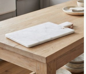 Tabla de cortar rectangular moderna de mármol blanco con asa y correa de cuero - Product Image 6