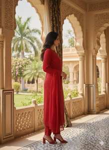 Ensemble Kurti et pantalon brodés rouges avec dupatta |   Costume ethnique indien pour femmes, richement orné de paillettes, pour les occasions de fête - Product Image 2