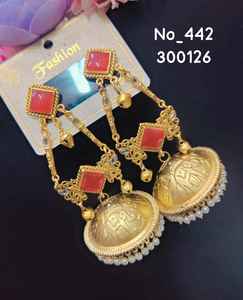 Pendientes Jhumka Tradicionales Chapados en Oro con Piedras de Colores, Circonitas y Perlas Colgantes - Product Image 6