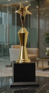Trophée en métal doré avec base en bois noir, modèle 501 A B C, gravure durable, récompense pour les jeux sportifs - Product Image 1