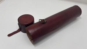 Étui de rangement en cuir artisanal pour parchemins, avec fermeture à boucle, pour cartes, documents, certificats - Marque Conifer Modèle 78585 Voyage - Product Image 3