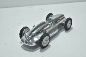 โมเดลรถแข่งโลหะคุณภาพส่งออก ตกแต่งอย่างมีศิลปะ เหมาะสำหรับตกแต่งบ้านและเป็นของขวัญ มีจำหน่ายแล้ว - Product Image 3