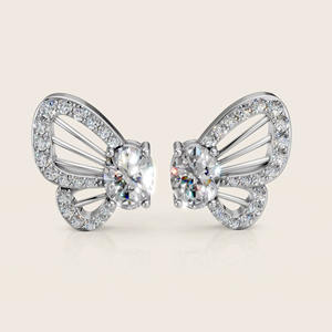Élégantes boucles d'oreilles clous en diamant taille ovale à motif papillon – Bijoux de luxe inspirés de la nature - Product Image 1