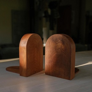Elegantes sujetalibros de madera con arco curvo, hechos a mano, par de soportes para libros para estantería, biblioteca, oficina, escritorio y decoración moderna del hogar - Product Image 1