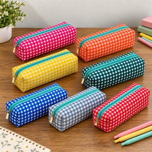 Trousse à crayons écologique en tissu à carreaux coloré faite à la main par Dolly Enterprises, fermeture éclair, rangement pour papeterie, lavable, pour maquillage - Product Image 1