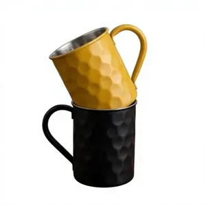 Tazas de cóctel de cobre martillado Moscow Mule, color amarillo mostaza premium y negro mate, con diseño de panal de abeja resistente y vibrante. - Product Image 1