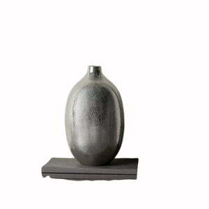 Vase de table minimaliste en métal fait main, de forme ovale et finition mate, pour la décoration moderne de la maison. Vase de sol fait main en promotion. - Product Image 1