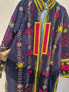 Abrigo Gótico Reversible de Terciopelo Tejido a Mano, Ecológico, Talla Grande, con Capucha y Estampado Floral, 85% Relleno, Personalizable - Product Image 5