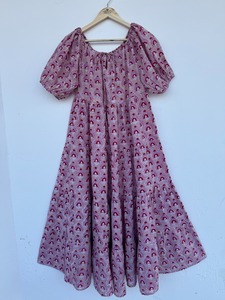Robe longue décontractée en coton à imprimé floral et col rond pour femme, avec manches bouffantes et volants, style indien, vente en gros, fabricant de robes en coton - Product Image 1