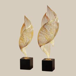 Escultura de alambre moderna estilo llama dorada con base negra, adorno decorativo para el hogar, para sala de estar, oficina y exhibición en mesa. - Product Image 1