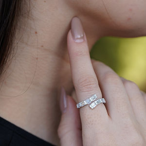 แหวนเพชรทองคำแท้ขายดีสำหรับผู้หญิง ดีไซน์ทันสมัย เรียบหรู เหมาะสำหรับแฟชั่นประจำวัน งานแต่งงาน งานหมั้น หรือโอกาสพิเศษ - Product Image 5