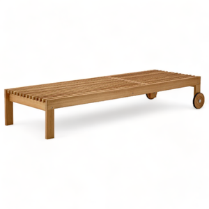 La tumbona Cane-line Amaze está hecha de teca natural y presenta un diseño minimalista, respaldo ajustable y ruedas. - Product Image 3