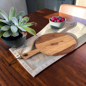 Planche à découper rectangulaire en bois d'acacia Unicorn Handicrafts, planche à découper de cuisine haut de gamme, planche de service artisanale avec poignées latérales, 2,0 cm - Product Image 6