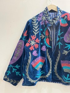 Chaqueta Azul de Terciopelo para Mujer, Bordada a Mano con Diseño Floral Paisley Suzani, Estilo Boho Chic Vintage, Chaqueta Abierta - Product Image 4