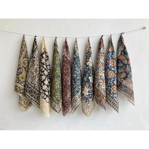 Pañuelo Boho de Algodón Indio con Estampado Floral Hecho a Mano, Bandana Cuadrada para la Cabeza, Pañuelo Ligero para el Cabello y el Cuello para Mujeres Adultas - Product Image 3