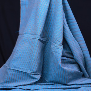 Tela de algodón a rayas azules de súper calidad para prendas de moda formales y casuales de un exportador de la India a bajo precio. - Product Image 2