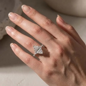 Bague de fiançailles élégante en argent sterling plaqué or avec pierre latérale taille marquise, diamant fin couleur D clarté VVS – En promotion - Product Image 4