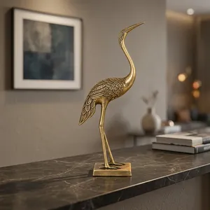 Sculpture d'oiseau grue en métal finition or antique de luxe avec détails de plumes gravés, élégante figurine de héron debout - Product Image 1