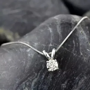 Pendentif solitaire classique pour femme Tishya Diamond, diamant moissanite rond de 1,00 ct, plaqué or blanc 14 carats - Product Image 3
