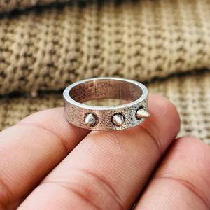 Bague gothique à pointes en laiton plaqué argent, style punk et motard, vente en gros pour hommes - Product Image 4