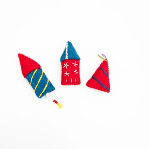 Decoración de petardos de fieltro hecha a mano para el 4 de julio, adorno colgante de comercio justo para el Día de la Independencia - Product Image 1