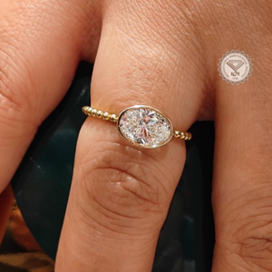 Anillo de Compromiso de Tres Piedras con Diamante Ovalado Cultivado en Laboratorio de 4TCW en Oro de 14K, Certificado IGI, Joyería Nupcial de Lujo para Mujer - Product Image 5