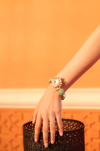 Pulsera Solar Bloom de diseño artesanal – Pulsera llamativa hecha a mano con aventurina y perlas - Product Image 5