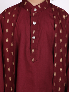 ชุดคุรตะสีแดงเลือดหมูสำหรับเด็กผู้ชาย ชุดพื้นเมืองสำหรับงานเทศกาล คุรตะแขนยาวพิมพ์ลายพร้อมกางเกงขายาวสีครีม ชุดทันสมัย - Product Image 3