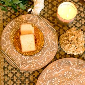 Plateau rond en bois naturel le plus vendu plateau de service en bois de manguier de qualité alimentaire avec poignées en métal pour le service et l'utilisation polyvalente - Product Image 2