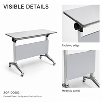 Table de formation mobile avec panneau de discrétion gris clair, cadre blanc et pieds chromés inclinés pour salle de réunion de bureau