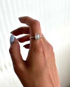 แหวนมอสซาไนต์ทรงเอเมอรัลด์ 2 กะรัต ดีไซน์เรียบหรู ทองคำขาว 14k แหวนหมั้นแบบโซลิแทร์ 8 ขา ดีไซน์วงแหวนตรง - Product Image 5