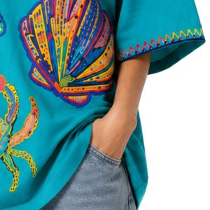 เสื้อยืดโอเวอร์ไซส์สีฟ้าอมเขียวสำหรับผู้หญิง พิมพ์ลายมหาสมุทรสีสันสดใส สไตล์ลำลอง ผ้าฝ้าย สตรีทแวร์ ใส่สบายช่วงฤดูร้อน ทรงหลวม รับผลิตตามสั่ง ขายส่ง - Product Image 6