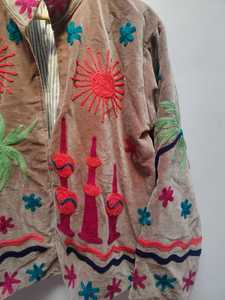 เสื้อแจ็คเก็ตกำมะหยี่ปักลายดอกไม้สไตล์โบโฮ ดีไซน์หรูหรา งานฝีมือประณีต ให้สัมผัสที่มีเอกลักษณ์  แรงบันดาลใจจากงานศิลปะซูซานี ของขวัญสำหรับเธอ - Product Image 4