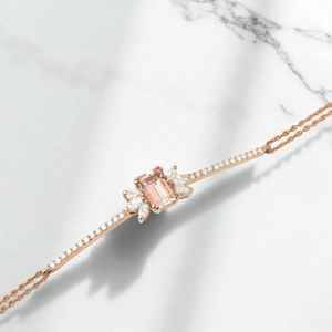 กำไลข้อมือมอร์แกไนต์ทรงเอเมอรัลด์ ดีไซน์สวยหรู ประดับมอร์แกไนต์แท้ เงินแท้ 925 ชุบทอง 14K ของขวัญสำหรับเธอ - Product Image 2