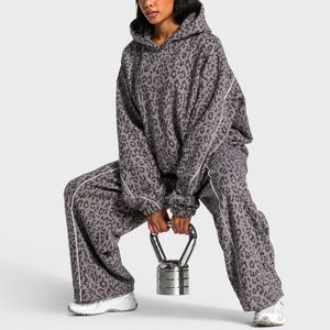 Vente en gros de sweat-shirts à capuche pour femmes en polaire premium doux, à manches longues, avec imprimé léopard graphite et détails contrastés, pour l'hiver - Product Image 4