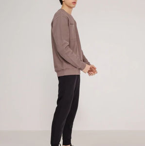 Nous proposons des kits de t-shirts en coton de haute qualité pour hommes, conçus avec un logo personnalisé pour les passionnés d'athlétisme de haut niveau. - Product Image 4