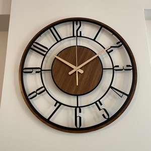 Reloj de pared decorativo de madera y metal, ideal para la zona de comedor y la cocina, aporta un atractivo estético natural y moderno de la India. - Product Image 3