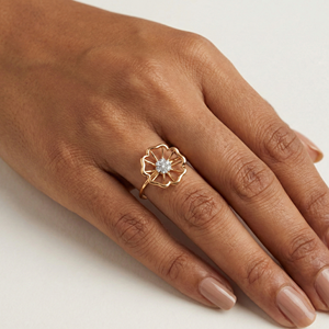 Diamante radiante de 0.07 quilates, certificado por IGI, color H-I, corte brillante natural, claridad VS-SI, en oro amarillo macizo. - Product Image 1