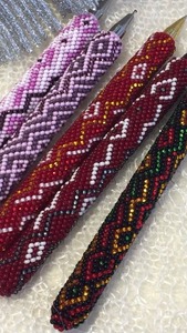Bolígrafo de Lujo Hecho a Mano con Cuentas de Semillas, Diseño Personalizado, Opciones Multicolor, Uso Promocional Escolar, Seda - Product Image 6