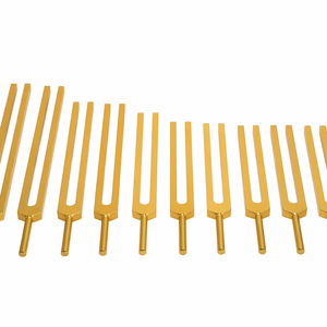 Ensemble de diapasons planétaires – 11 diapasons cosmiques à finition dorée pour la guérison sonore. - Product Image 1