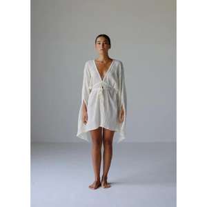 เดรสสั้นสีขาวคอวีสำหรับผู้หญิง แขนกิโมโนสไตล์โบฮีเมียน ทรงหลวม ใส่สบาย เหมาะสำหรับฤดูร้อน ชายหาด พร้อมเชือกผูกเอว สวมใส่สบายๆ สำหรับวันพักผ่อน - Product Image 1