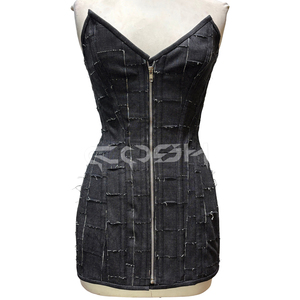 เดรสสตรีทแวร์สีดำเดนิมคุณภาพสูงแบบขายส่งสั่งทำได้ แต่งผ้าแบบแพทช์เวิร์ค ซิปด้านหน้า ทรงมินิ คอร์เซ็ทแบบไร้สาย - Product Image 2