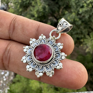 Pendentif en rubis indien facetté teinté rouge en gros, en argent sterling 925, en forme de fleur, avec motif festonné orné, bijou pour femme - Product Image 1