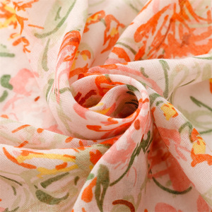 Colección Primavera Verano: Nuevo Chal/Hijab de Algodón Suave con Estampado Floral, Satén, Jersey, Borlas de Poliéster - Product Image 4