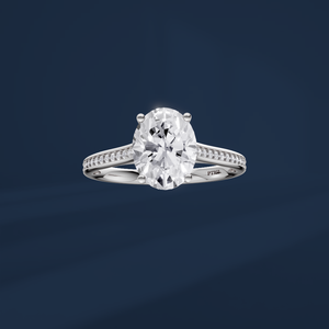 Bague de fiançailles solitaire en platine PT950 pour femme avec diamant ovale et diamants latéraux, style classique - Product Image 2