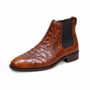 Botas Chelsea de cuero con estampado de cocodrilo en color marrón para hombre con paneles laterales elásticos - Product Image 4