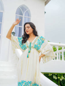 Robe midi indienne faite main en dentelle blanche, imprimé floral numérique, style bohème, légère, coupe trapèze, idéale pour l'été, les mariages ou les invités. - Product Image 2