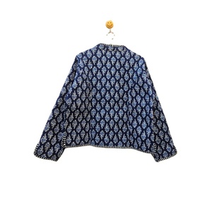 Chaqueta de algodón reversible hecha a mano índigo con tela texturizada acolchada a rayas y estampado de bloques y estilo informal - Product Image 6