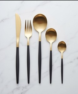 Juego de cubiertos dorados con mangos negros, acabado mate, diseño minimalista, apto para lavavajillas, ideal para bodas, cenas y regalos. - Product Image 1